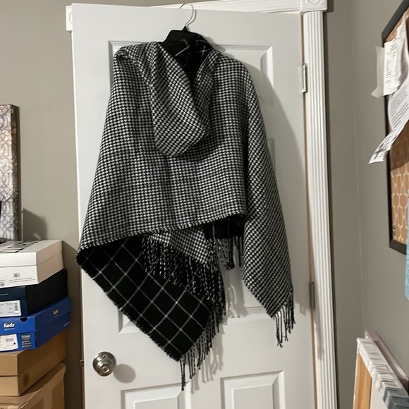 Nordstrom Trouvé trouve Reversible Hooded Cape nwot black combo winter one size - Picture 13 of 13